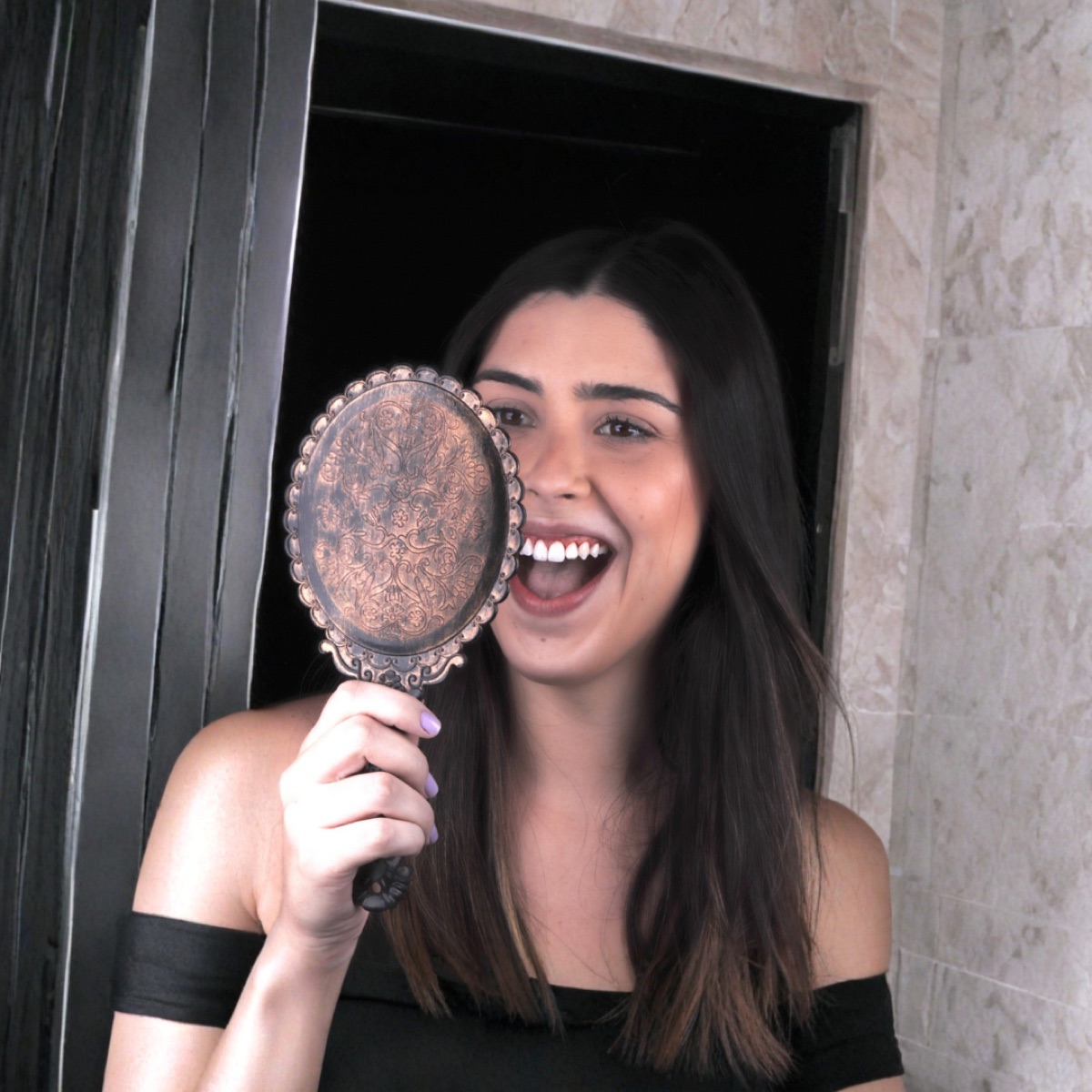Paciente sorrindo com confiança após tratamento na Cliisdent